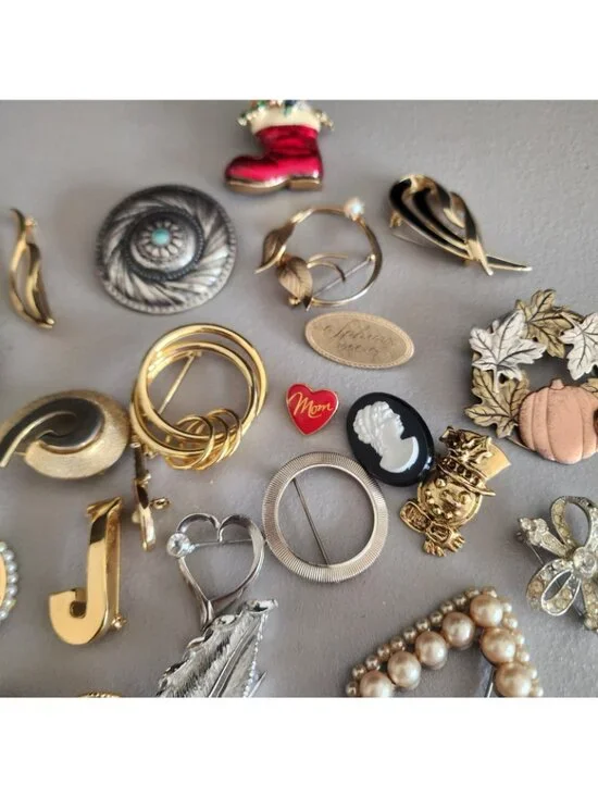 Vintage Brooch Pin Lot - Assorted Styles, Pearl, Enamel, Gold Tone - Picture 6 of 8